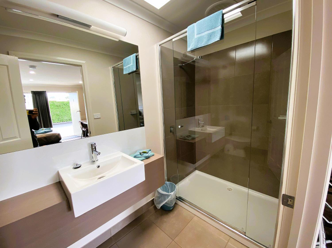Bathroom 4, Dalvue Motel, Corangamite - North