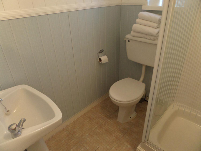 Bathroom 2, The Grays, Blackpool