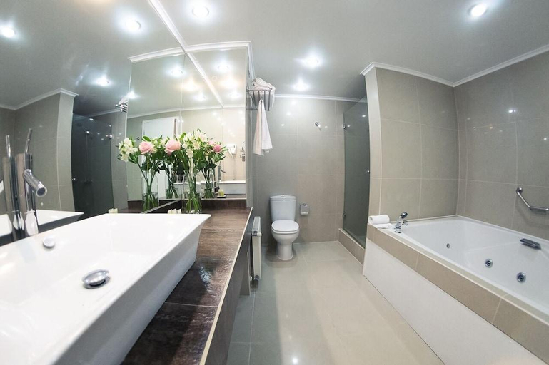 Bathroom 3, Hotel RP, Cautín