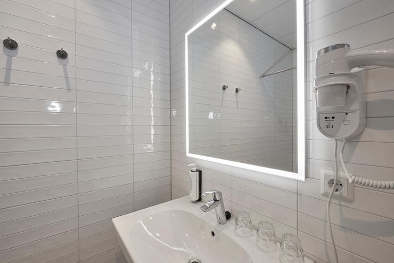 Bathroom 3, ibis Styles Almere, Almere