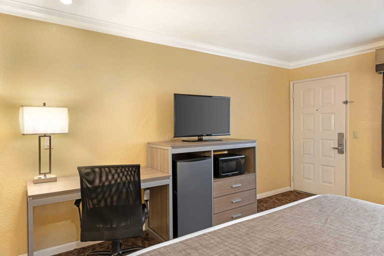 Bedroom 3, Best Western Hanford Inn, Kings