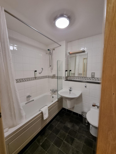 Bathroom, OYO Kegworth Hotel and Conference Centre, Leicestershire