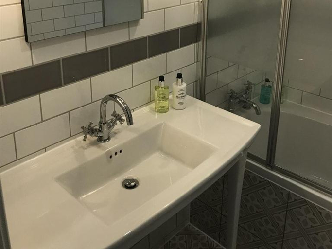 Bathroom 3, No.16, Durham