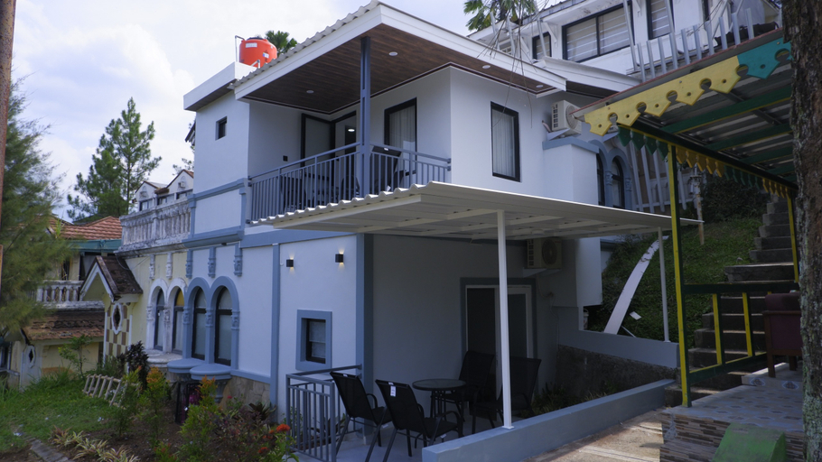 Exterior & Views