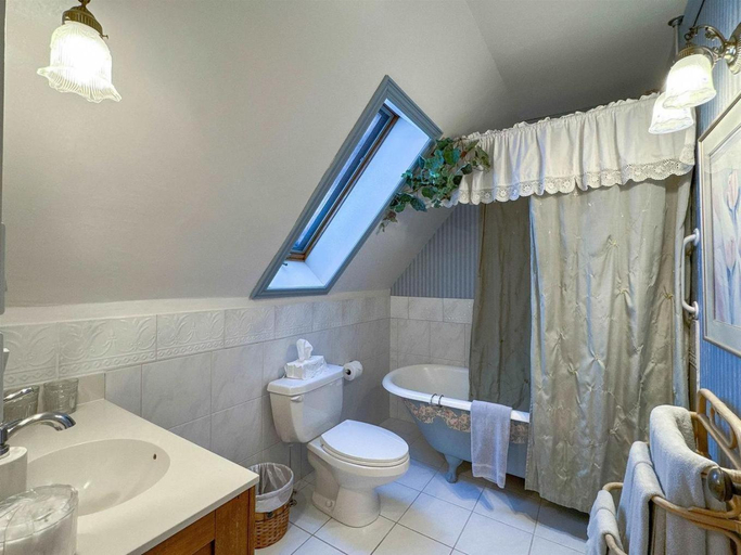 Bathroom 5, Elmwood Heritage Inn, Queens