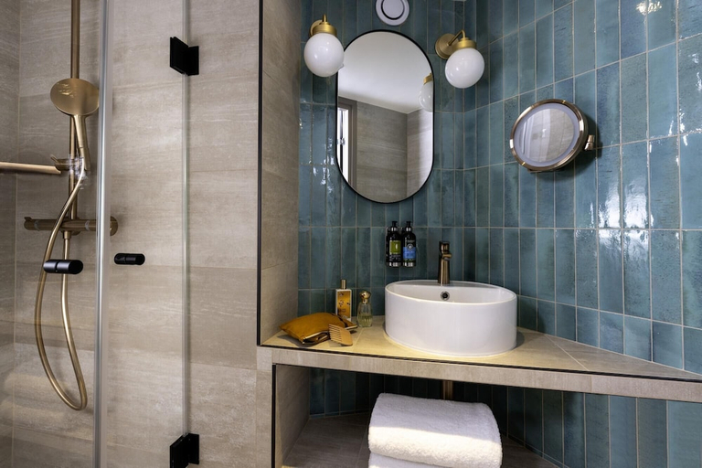 Bathroom 4, Maxim Opéra, Paris