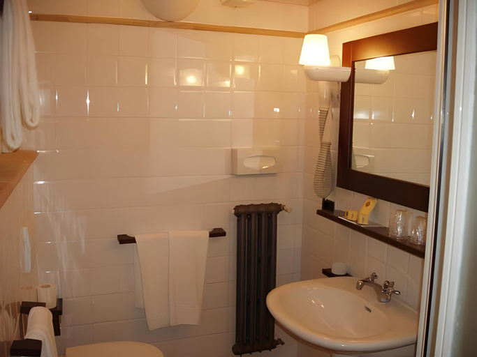 Bathroom 3, Hotel San Claudio, Macerata