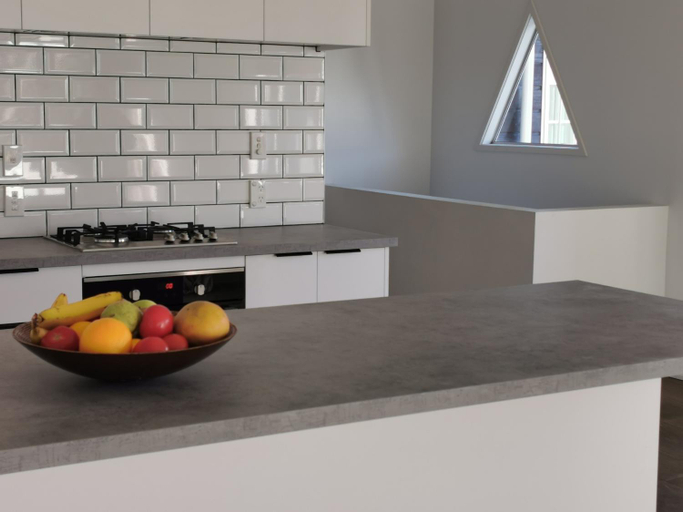 Others 5, Modern Urban Retreat - 4BR Secure Central Family-friendly, Waitakere