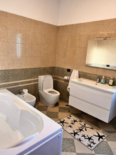 Bathroom 2, Villa Chaplin, Tiranës