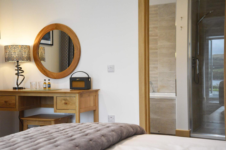 Bedroom, Woodland Lodge Luxury Suite, Highland