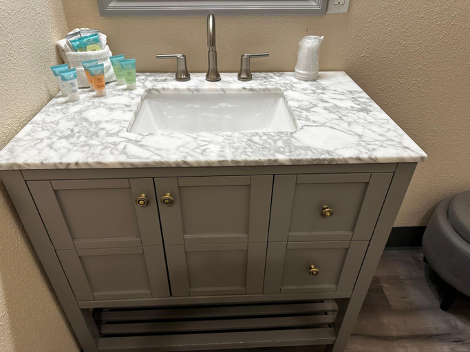 Bathroom 4, Rodeway Inn & Suites, Pacific