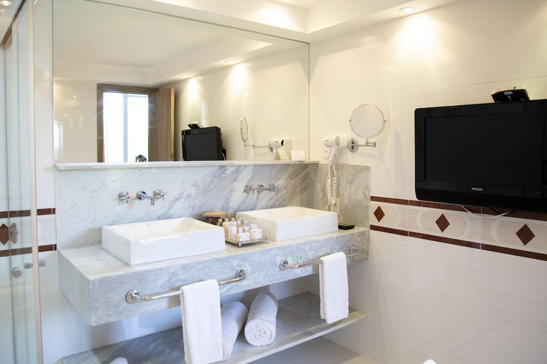 Bathroom 5, Hotel Florenca, Americana