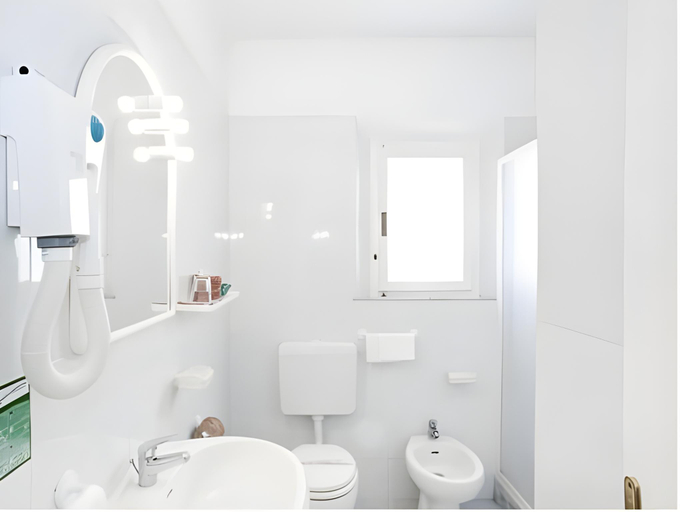 Bathroom 2, Hotel Paradiso, Livorno