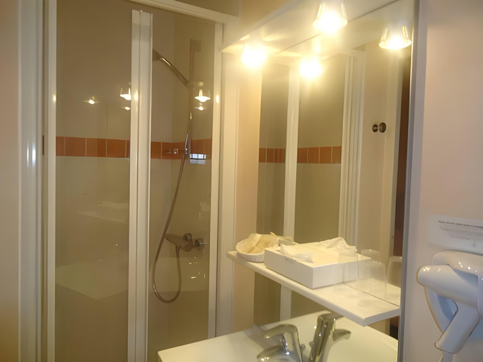 Bathroom 3, Hôtel de Paris, Allier