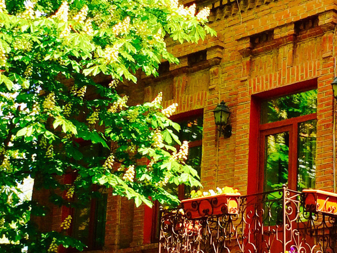Exterior & Views