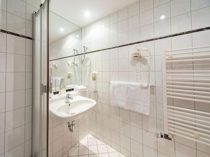 Bathroom 5, B&B HOTEL Gotha-Hbf, Gotha