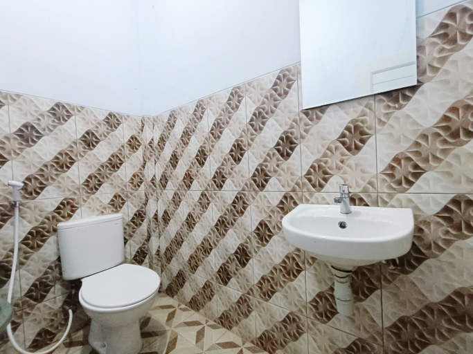 Bathroom 5, Guest House AA Syariah by Hello Room, Pekalongan