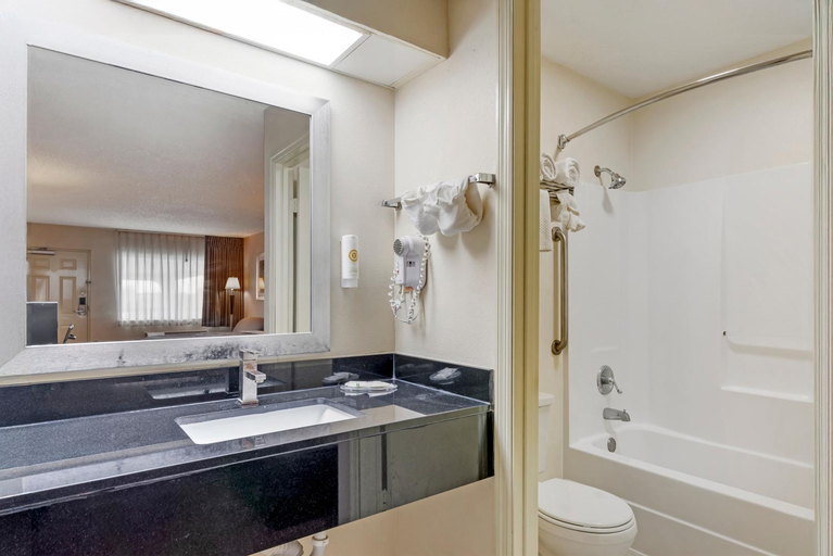 Bathroom 5, Quality Inn Cordele, Crisp