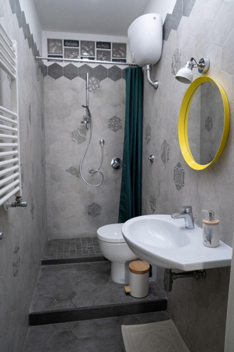 Bathroom 2, B&B MilleCulure, Napoli
