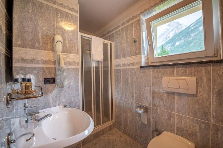 Bathroom 3, Hotel Majon Miramonti, Trento