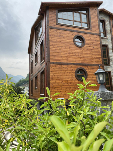 Exterior & Views