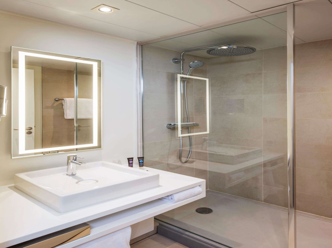 Bathroom 5, Novotel Rennes Alma, Ille-et-Vilaine