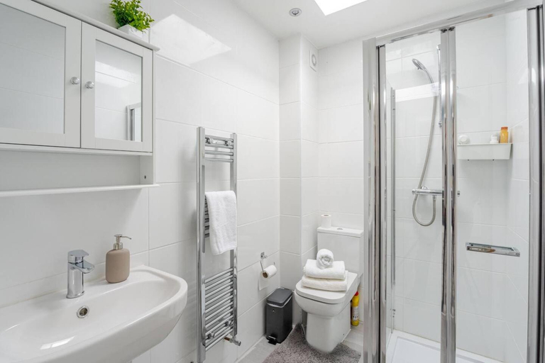 5, Beautiful Flat Near Central London - Entire Flat - Equipped Kitchen - Private Bathroom, London