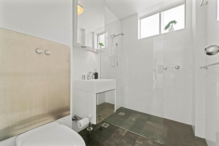 Bathroom, Modern Potts Point Studio, Sydney