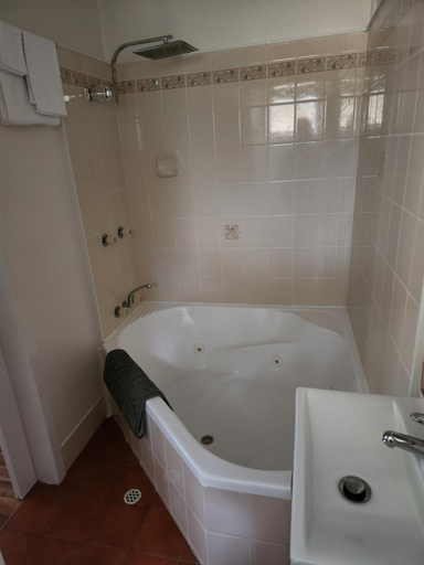 Bathroom 2, Ferns Miners Rest, Mount Morgan