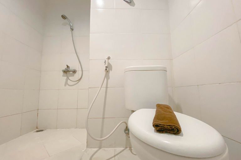 Bathroom 5, Simple White Accent Studio at Apartment Paltrow City By Travelio, Semarang
