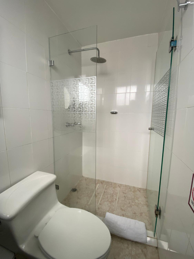 Bathroom 4, Embassy Quito Hotel, Quito