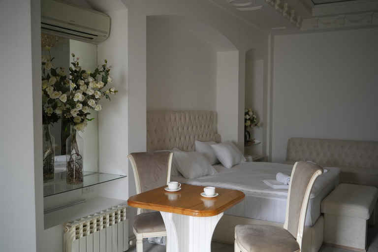 Others 5, 4 Rooms Hotel