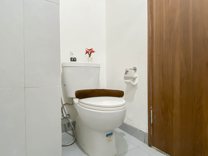 Bathroom 5, Minimalist Style Studio at Royal Sentul Park Apartment By Travelio, Bogor