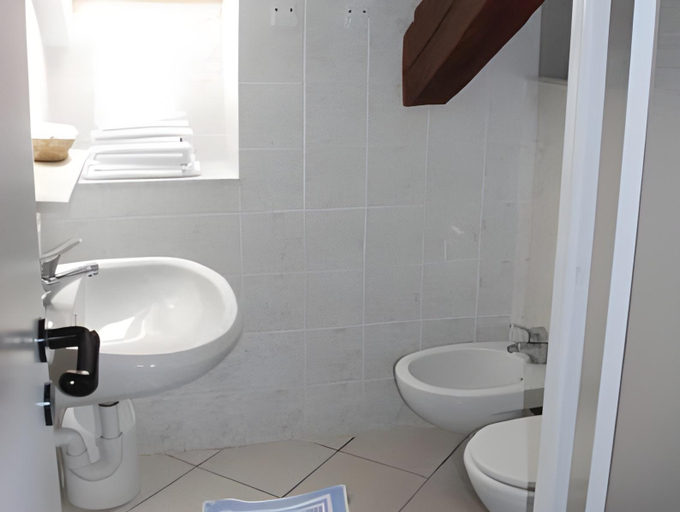 Bathroom 3, Hotel Primula, Savona