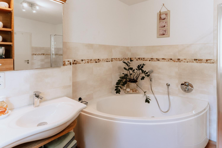Bathroom 5, Die Triniushutte "Thuringens schonste Aussicht", Sonneberg