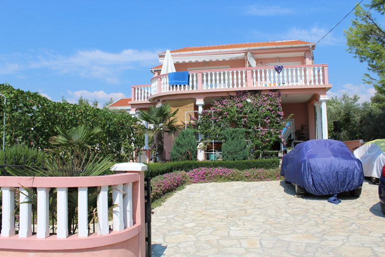 Others 2, Apartmani Misak, Nin