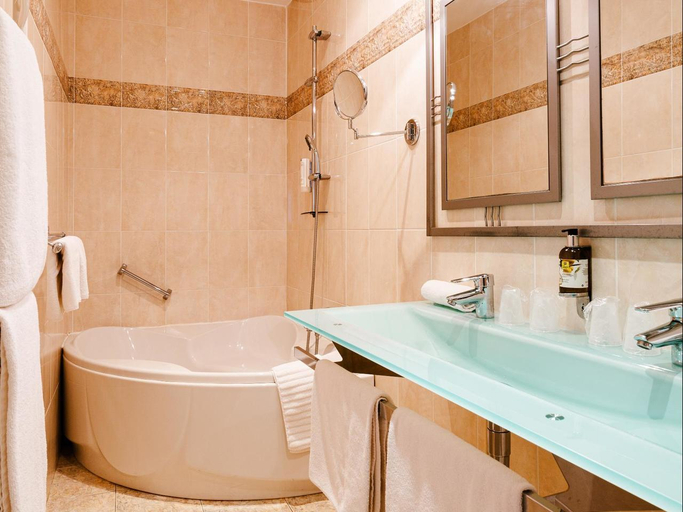 Bathroom 3, Logis Hotel Le Relais De La Poste Restaurant Le Fil du Temps, Calvados