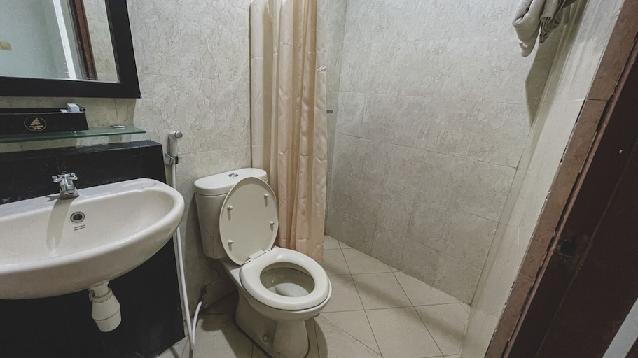Bathroom 4, Garden Guesthouse, Sleman