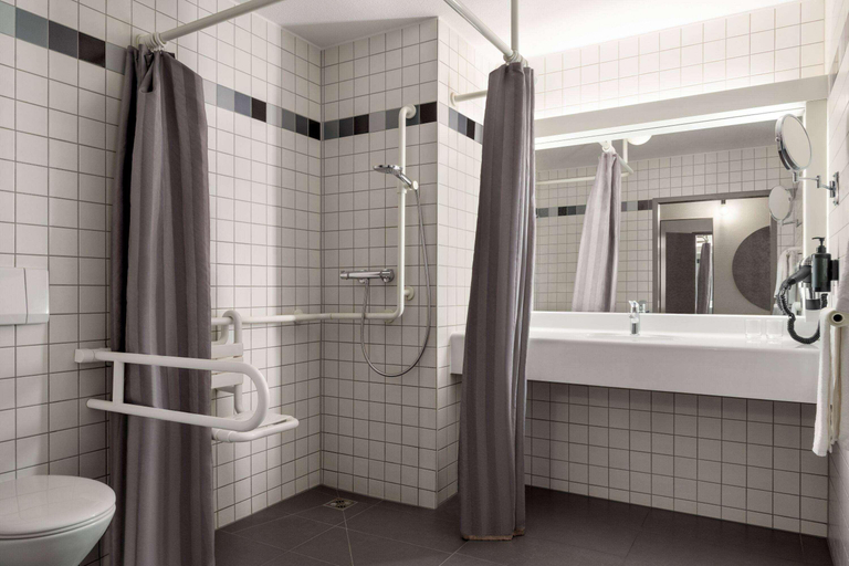Bathroom 4, Vienna House Easy by Wyndham Gunzburg, Günzburg
