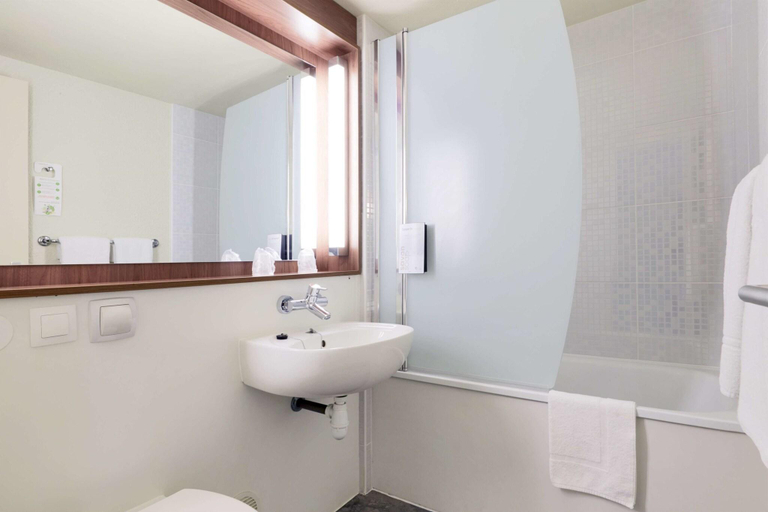 Bathroom 4, Campanile Fouquieres Les Bethune, Pas-de-Calais