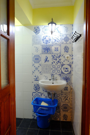 Bathroom 5, Villa Alicia, Sleman