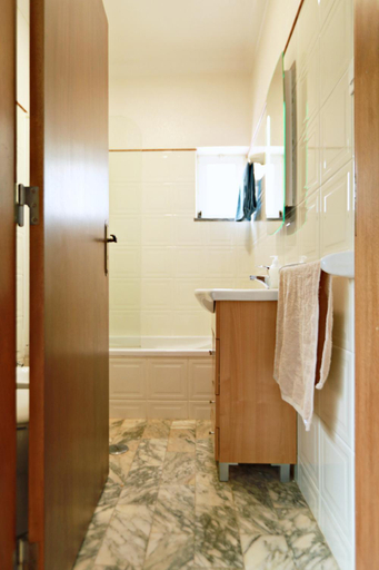 Bathroom 5, Surf House, Aljezur