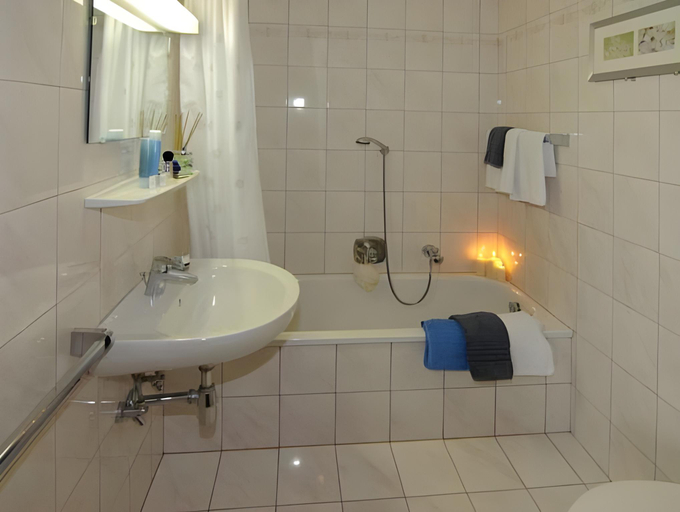 Bathroom 3, Hotel Andreas, Kufstein