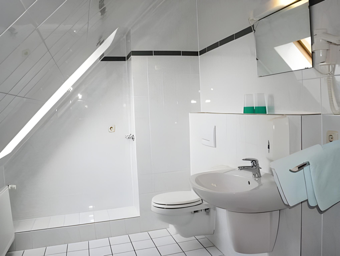 Bathroom 5, Hotel Ideal, Lübeck