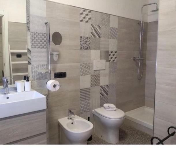 Bathroom 5, Celeste, Carbonia-Iglesias