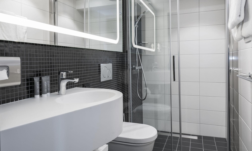Bathroom 4, Thon Hotel Bergen Brygge, Bergen