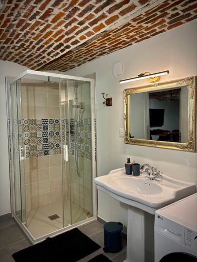 Bathroom 2, Le Domaine du Castel, Nord
