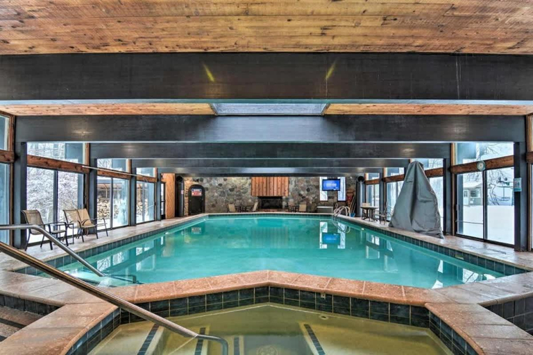 Sport & Beauty 2, Top Floor Luxury, Sauna, Private Pool, Lake Bellaire Beach, 5 beds, 4 full bath, Antrim