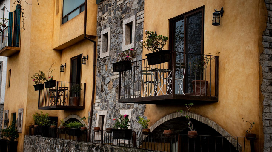 Exterior & Views