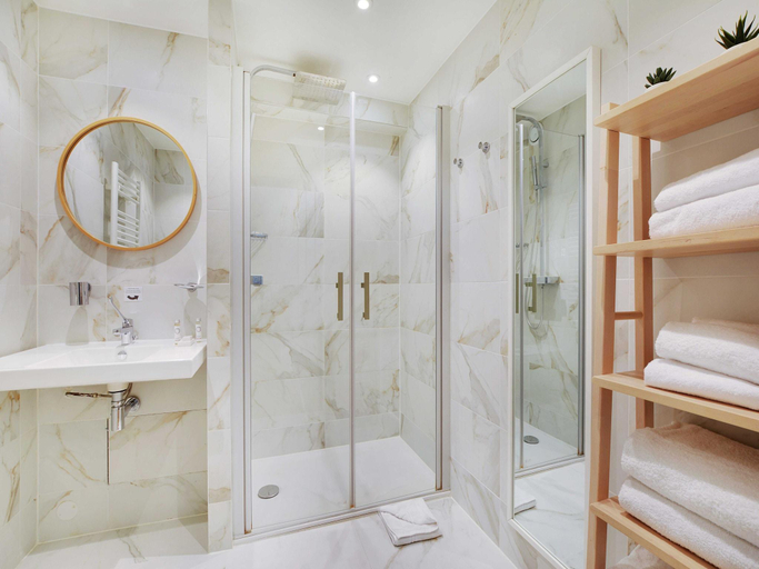 Bathroom, Exceptional triplex with terrace - Montmartre, Paris